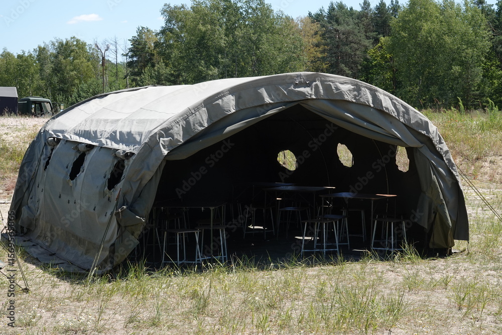 Fototapeta premium Namioty wojskowe na poligonie podczas ćwiczeń