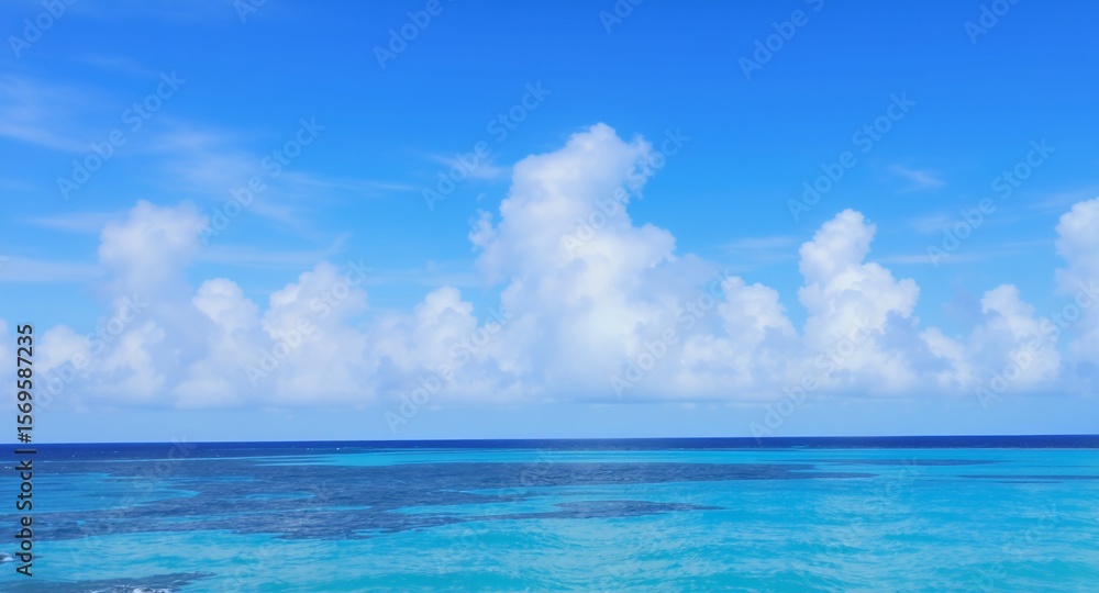 Obraz premium Serene Ocean Vista: Cumulus Clouds Over Turquoise Waters