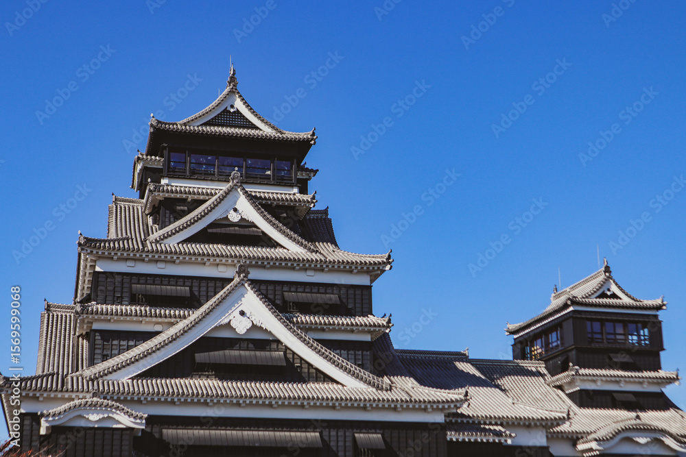 Fototapeta premium Kumamoto Castle under Clear Blue Sky, Japan