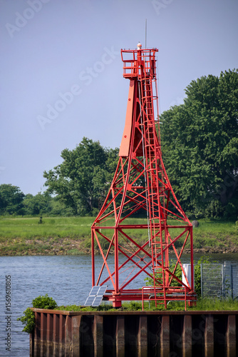 Ein Leuchtfeuer an einem Hafen.