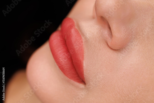 Well-executed PMU on lips with sharp lines and even coloring, ideal skin finish.