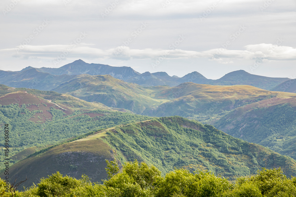 Obraz premium Panoramic view of the Laciana Valley and its mountains, highlighting Cornón Peak. León Mountains. Cantabrian Mountains.