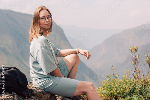 Young woman in sportswear s...