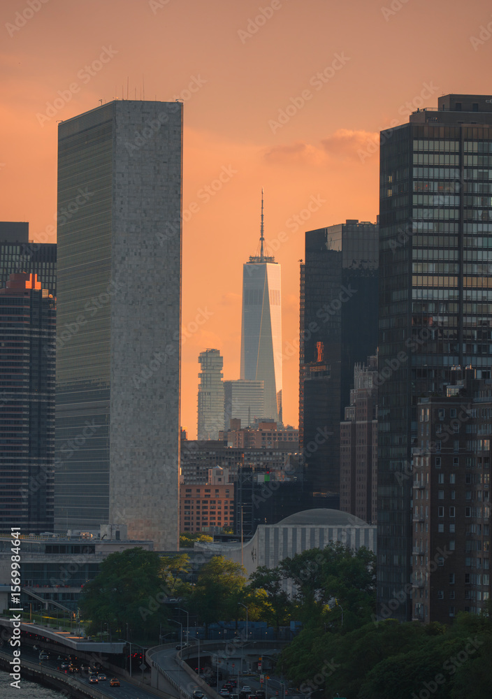 Fototapeta premium New York skyline at sunset beautiful 
