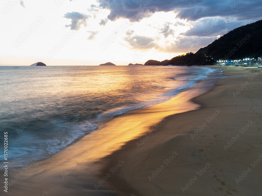 Obraz premium red sunset on the beach