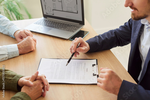 Foto Real estate agent clients consulting broker about house plan, project selling, b