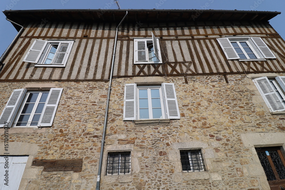 Obraz premium Bâtiment typique, vue de l'extérieur, village de Saint Léonard de Noblat, département de la Haute Vienne, France