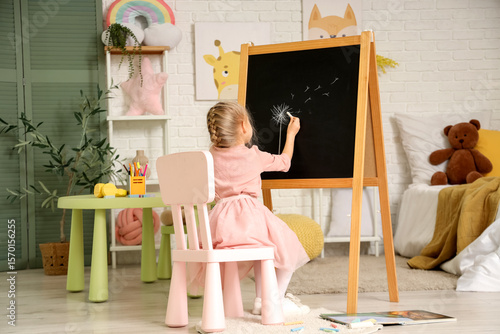 Cute little girl drawing bl...