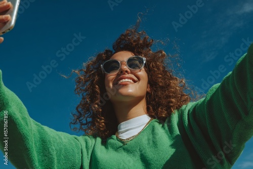 El selfie y la vanidad, en la juventud, utilizando el teléfono móvil como herramienta principal. Concepto de moda y alegría entre los jóvenes.