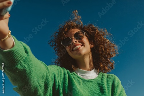 El selfie y la vanidad, en la juventud, utilizando el teléfono móvil como herramienta principal. Concepto de moda y alegría entre los jóvenes.