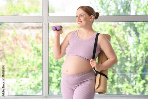 Sporty pregnant woman with ...