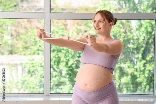 Sporty pregnant woman train...