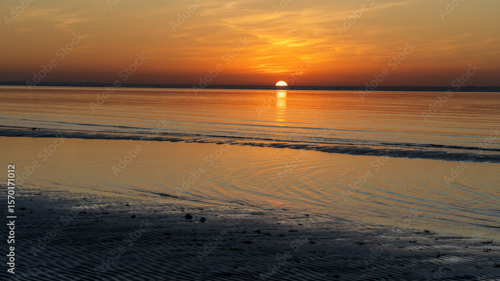 Naklejka premium Sunset in Sealine with beautiful sand pattern emerged due to low tide.