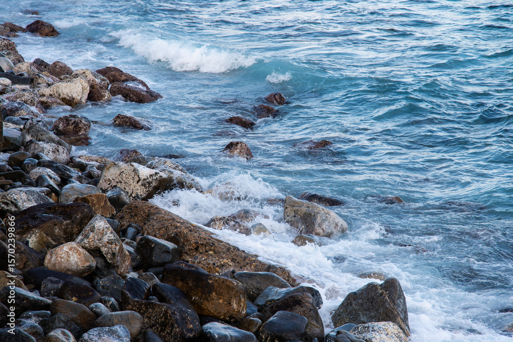 Obraz premium breaking waves at the pebble beach