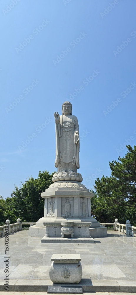 Obraz premium Buddha statue in the park