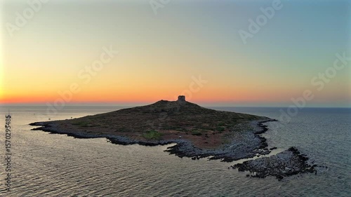 Sorvolo con drone dall'alto nel golfo di isola delle femmine al tramonto con vista su isolotto