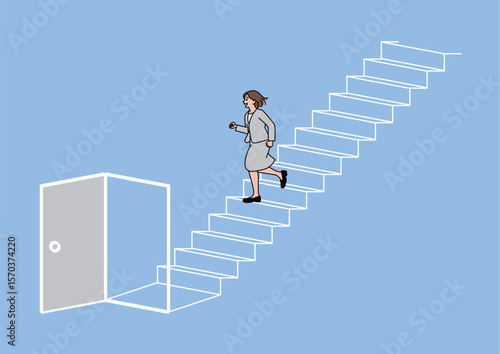 扉の開いた階段を下りる女性