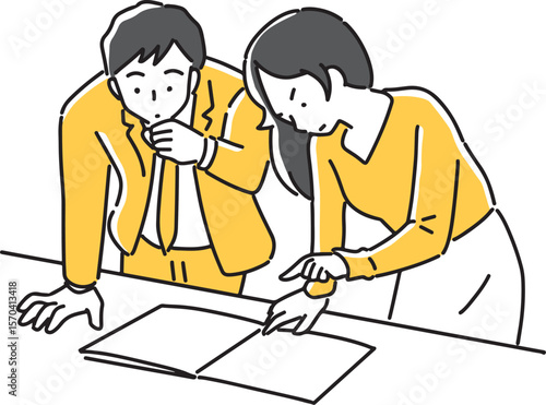 書類を真剣に見つめる男女社員