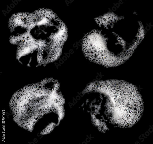 Fotografia top view white foam from soap isolated on a black background