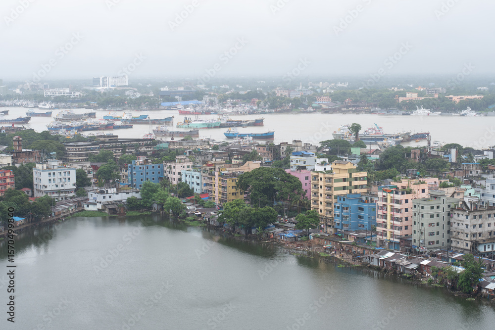 Obraz premium aerial view of the cityscape and waterbody with river karnaphuli in the background, chittagong, bangladesh