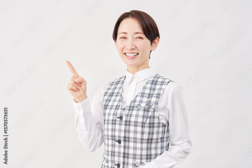 女性 事務員 左側を指差す 白背景 女性 事務員 左側を指差す 白背景