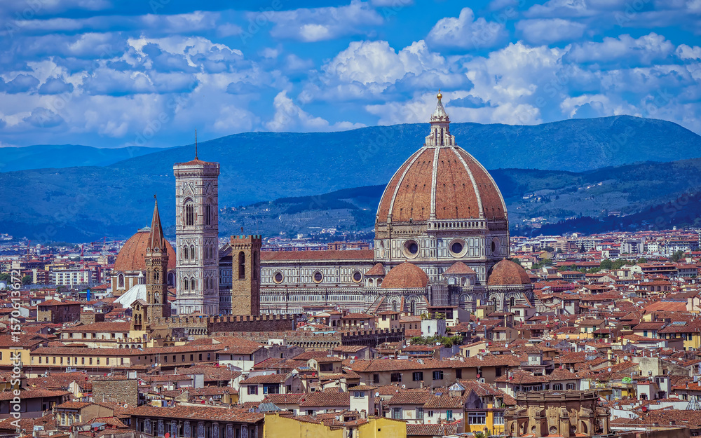 Fototapeta premium The dome of Santa Maria del Fiore dominates the Florence skyline, while the Church of San Lorenzo stands in the background, adding depth to the city's historic panorama.