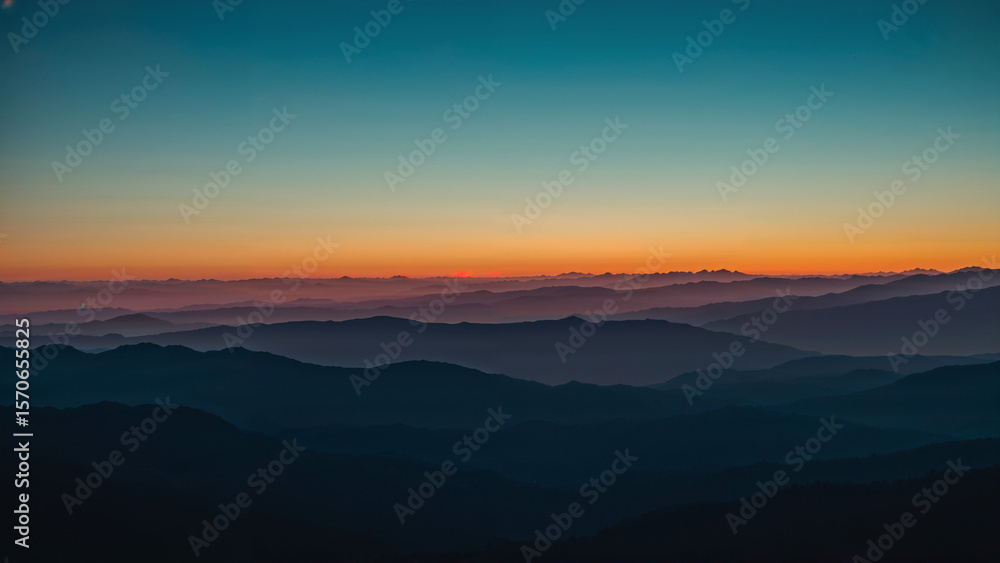 Obraz premium Stunning Mountain Landscape at Sunset with Vibrant Colors