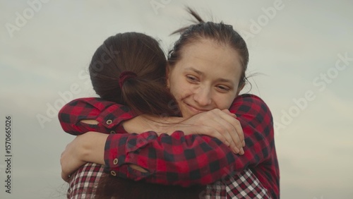 Konstfotografi girl hugs her friend outdoors nature, happy family, daughter smiles on mom's sho