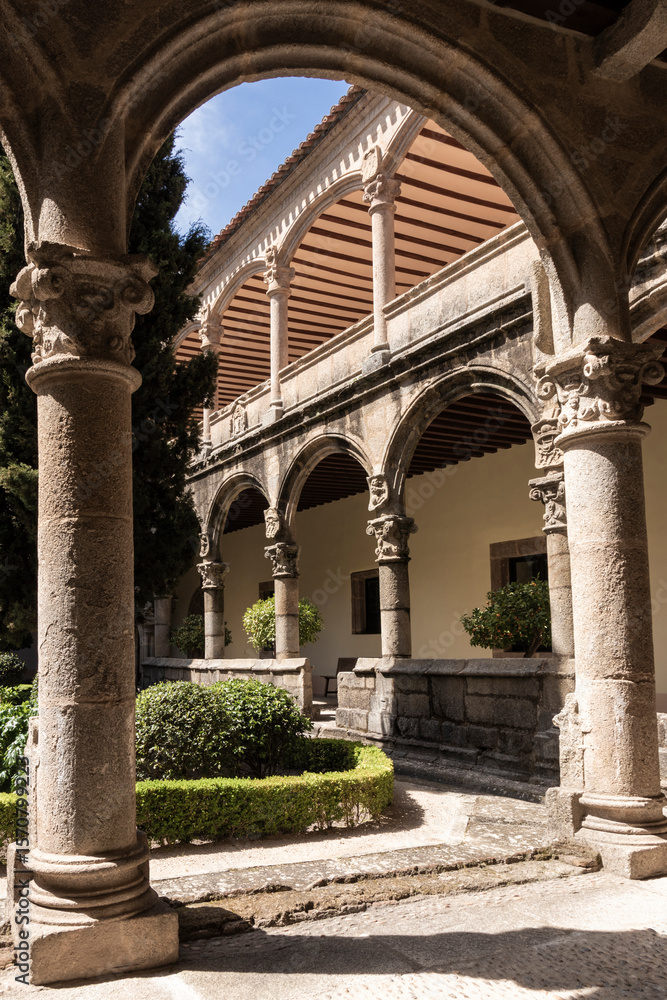 Fototapeta premium Cloister arches and columns creating serene atmosphere in monastery courtyard
