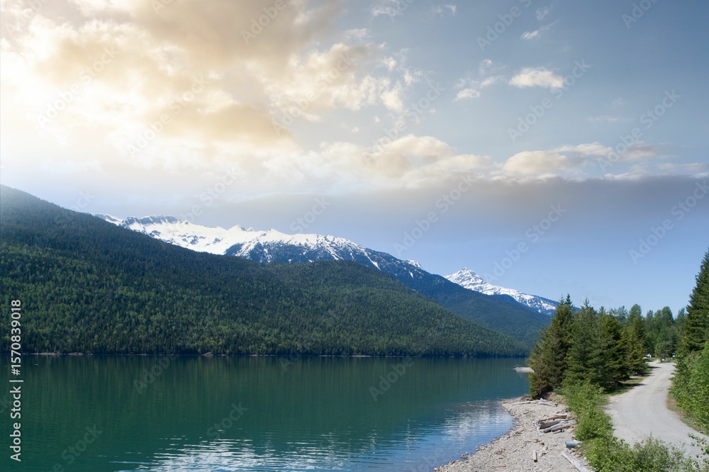 Obraz premium Lake and mountains against sky