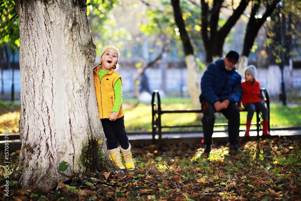 Obraz premium Children walk in the autumn park