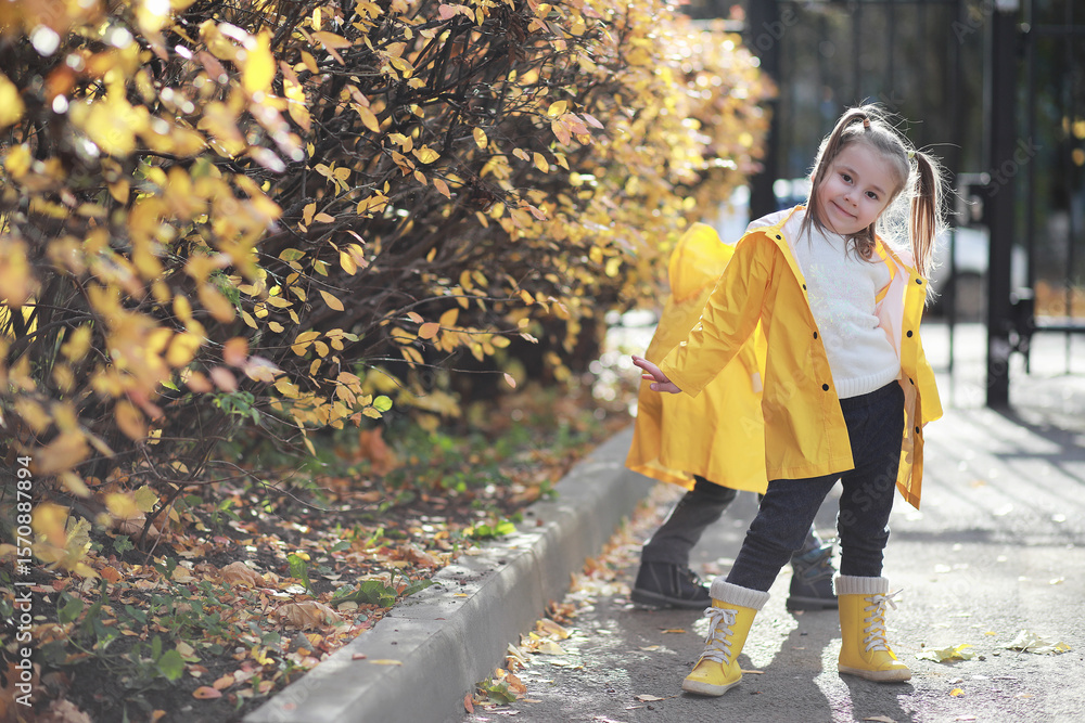Obraz premium Children walk in the autumn park