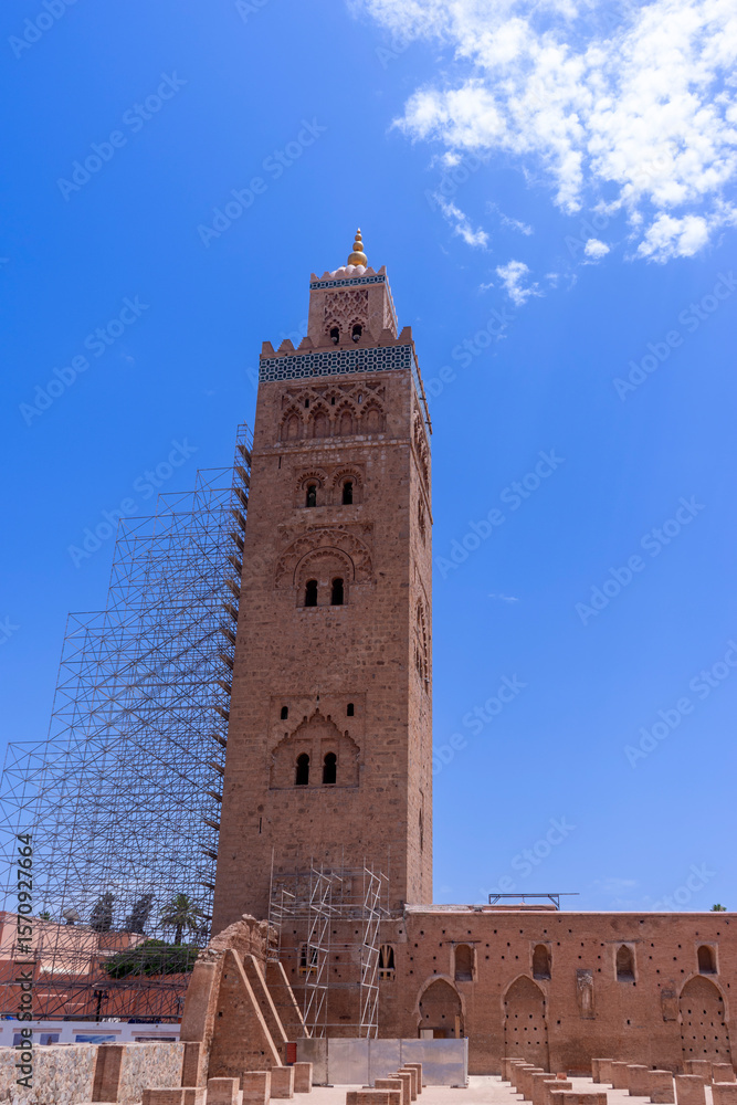 Fototapeta premium el hermoso alminar de la mezquita Koutoubia en la ciudad de Marrakech en restauración tras el terremoto que sufrió la ciudad, Marruecos