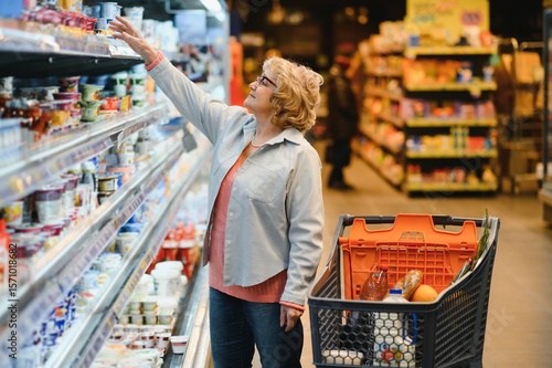 Obraz na plátně Woman shopping in grocery store