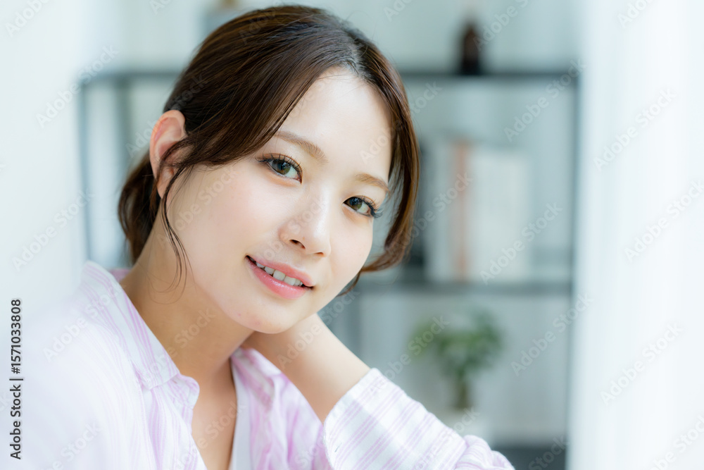 部屋でリラックスする女性 部屋でリラックスする女性
