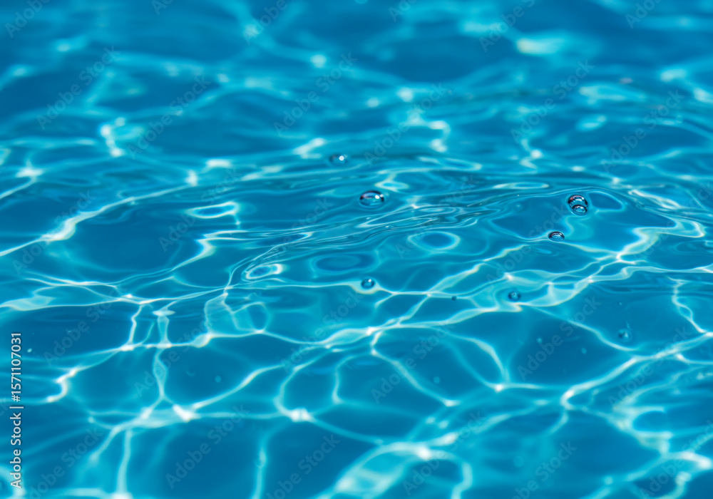 Obraz premium Glistening azure dreams: Sunlit water's soft ripples and bubbles creating a calming, transparent, blurry liquid canvas.