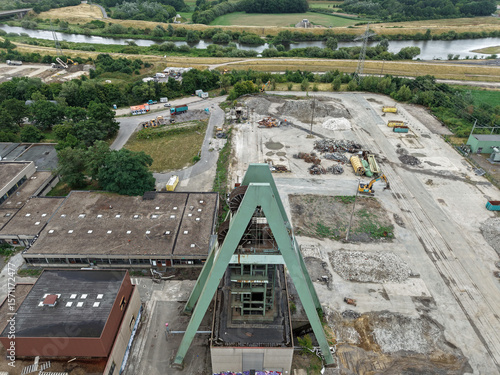 Wallpaper Mural Luftaufnahme von einem einzelnen Förderturm einer zurückgebauten Zeche im Ruhrgebiet bei wolkigen Himmel im Hochsommer Torontodigital.ca