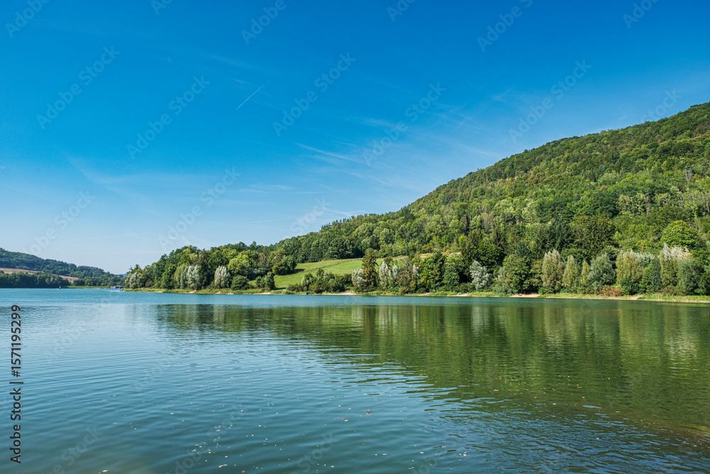 Obraz premium On the shore of the Happurg Reservoir in Middle Franconia on a sunny summer day