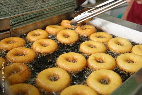 フライヤーで揚げるドーナツ