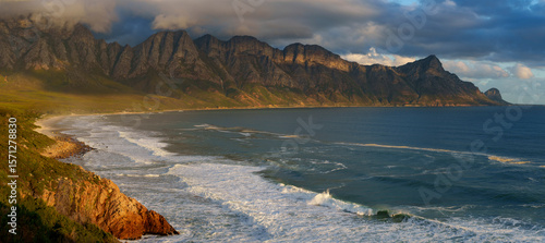 Foto Panoramic view of the majestic Kogelberg Mountains rising above Kogel Bay, seen from Clarence Drive on the eastern shores of False Bay, Western Cape, South Africa