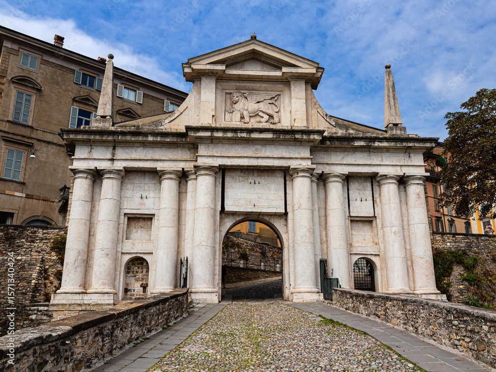 Obraz premium Front view of Porta San Giacomo in Bergamo Alta during daytime