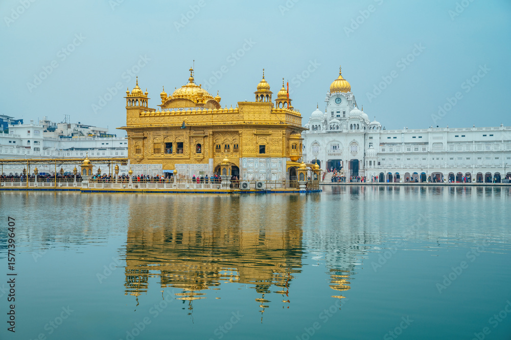 Fototapeta premium Golden Temple (Harmandir Sahib) in Amritsar, India. Sacred Sikh shrine covered in gold, surrounded by the holy Sarovar and known for its spiritual serenity.