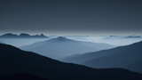 Eine ruhige, abstrakte Szene mit fernen, nebelverhangenen Bergketten unter dunklem Himmel. Gipfelsilhouetten, tiefe Schatten, schwaches Sternenlicht, das durch den Nebel fällt.KI Generated