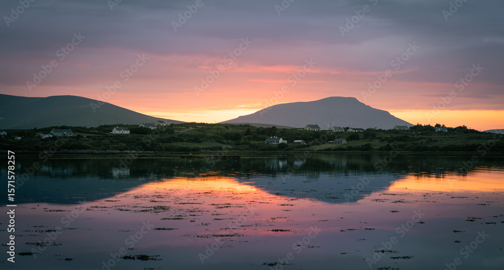Obraz premium sunset over the lake