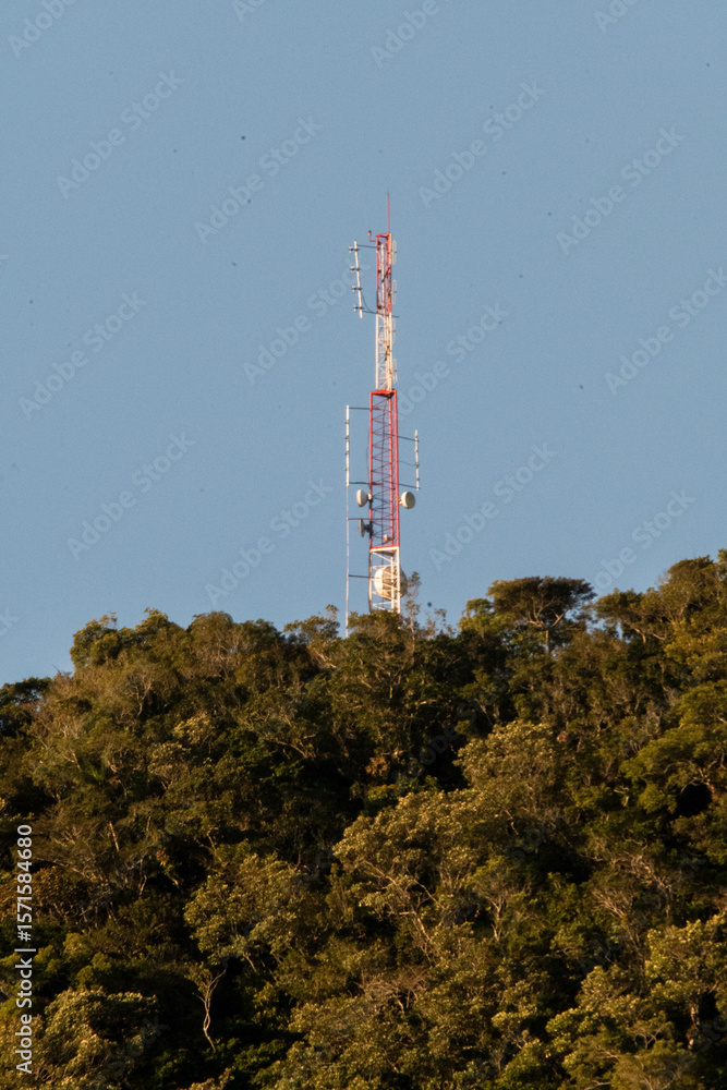 Obraz premium communication antenna against a blue sky