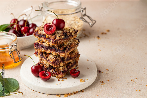 Foto Stack of baked oatmeal crumble squares with fresh cherry