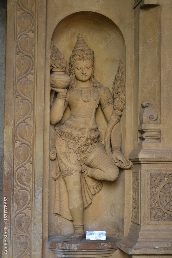 Obraz premium sculpture d'une déesse, en pierre ,au temple Kelaniya au Sri Lanka