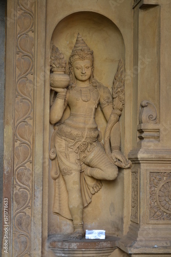 sculpture d'une déesse, en pierre ,au temple Kelaniya au Sri Lanka
