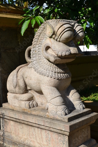 sculpture d’un lion en pierre au temple Kelaniya au Sri Lanka