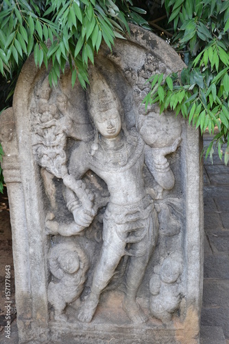 sculpture d'une déesse, en pierre ,au temple Kelaniya au Sri Lanka